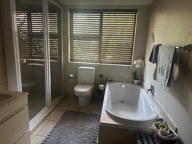 5 Bedroom Property for Sale in Lakeland North West